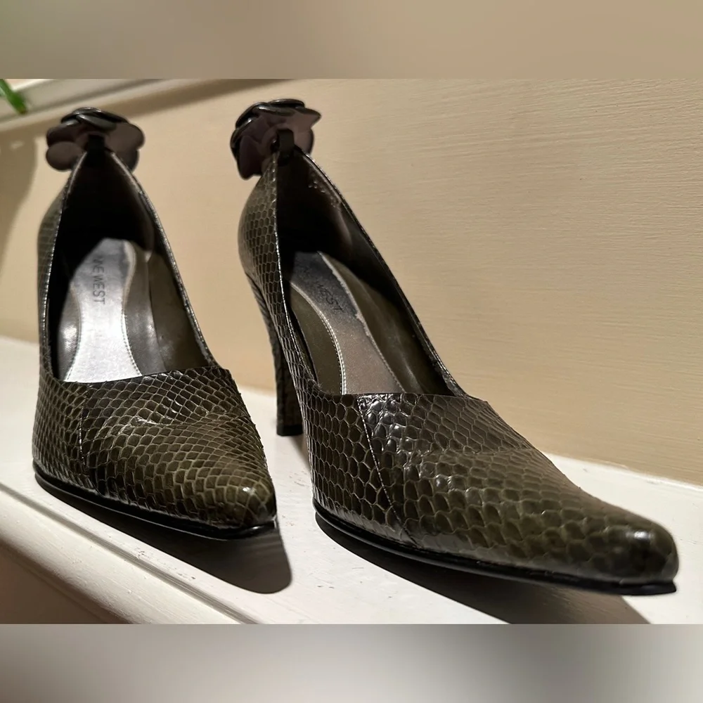 Nine West Snake Skin Pump w/ Clip-on Flower Olive Green 9
